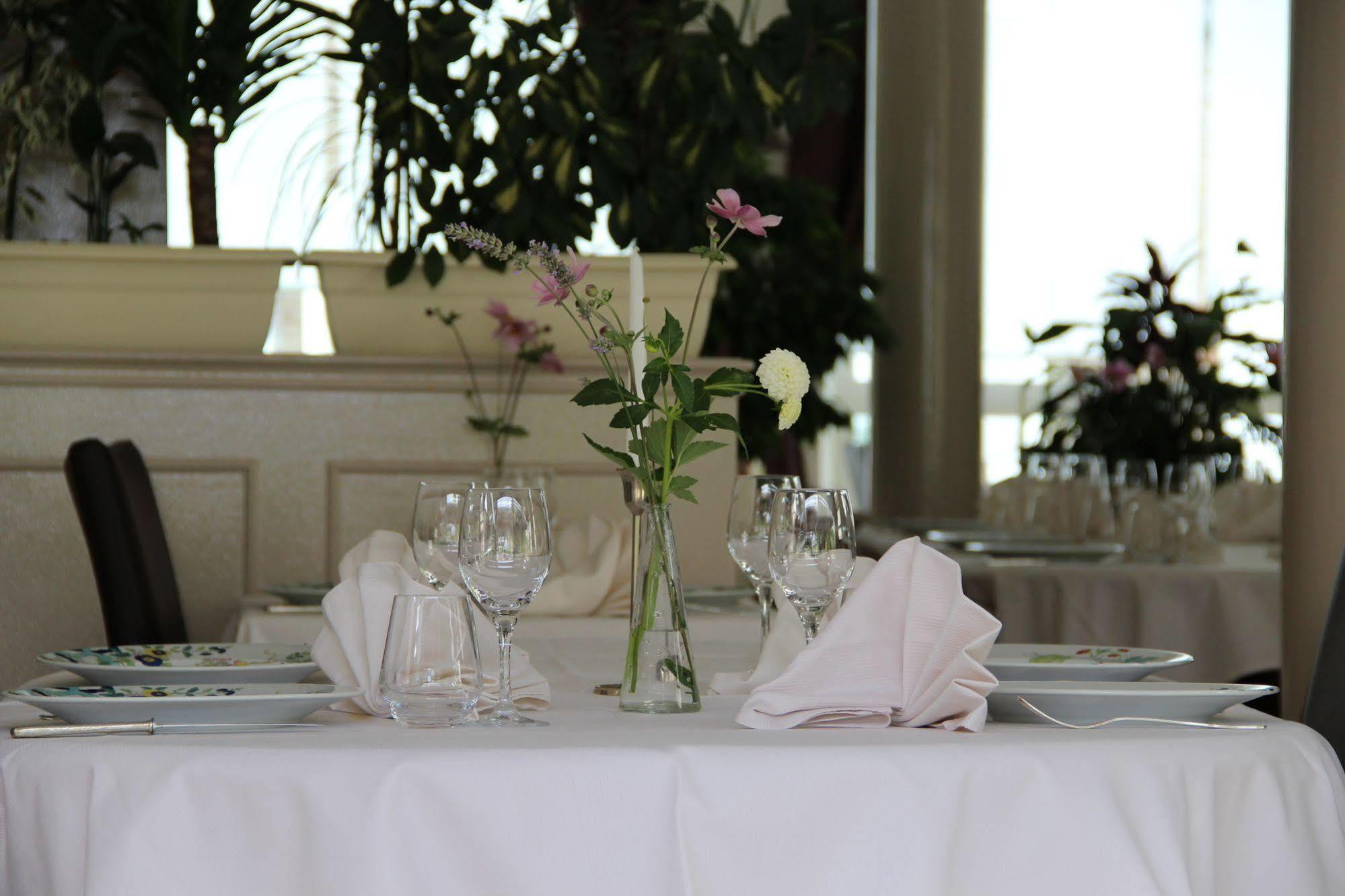 Brit Hotel Le Cygne Saint-Hilaire-du-Harcouët Esterno foto